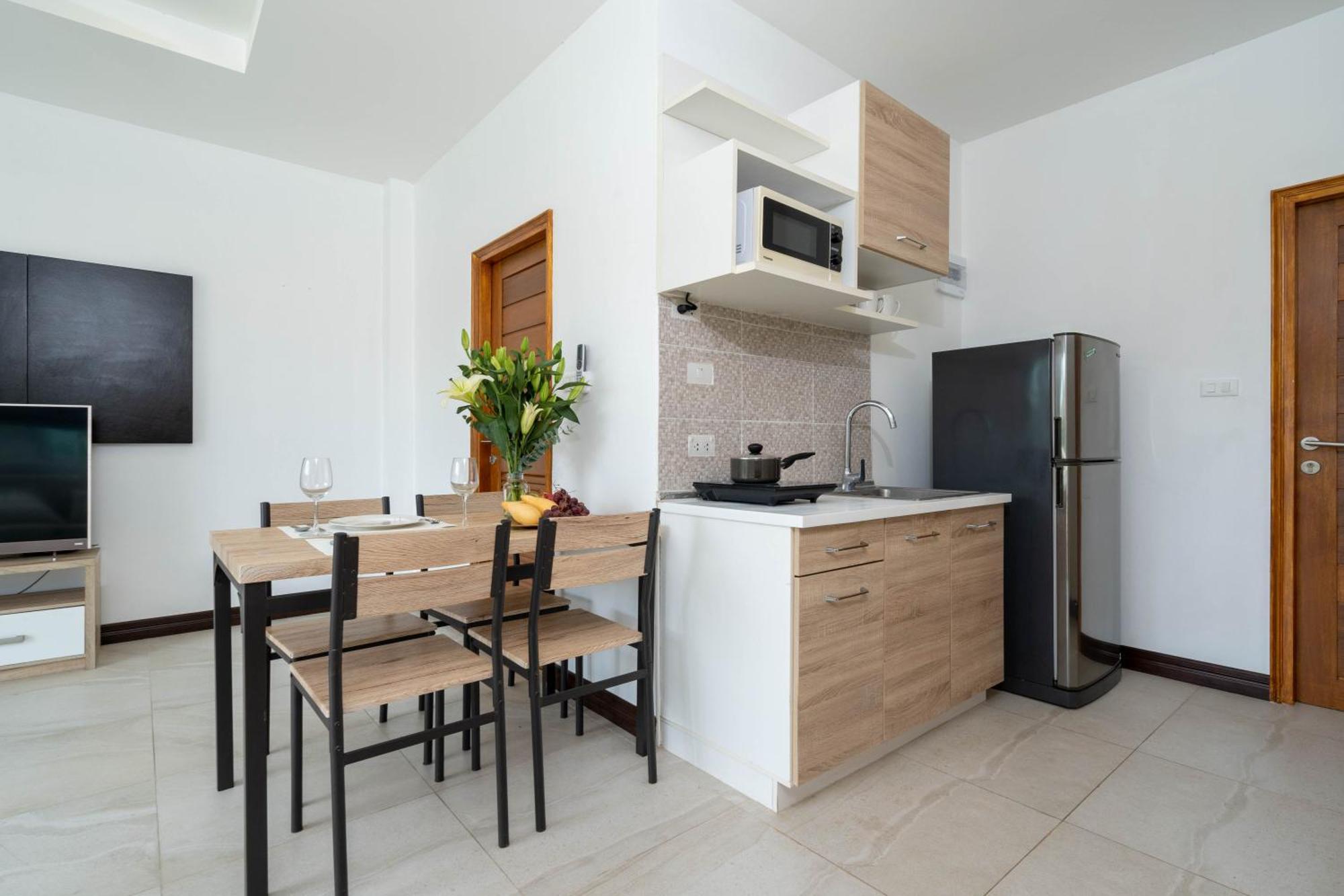 Apartment 1 Bedroom In Naiharn T Ban Saiyuan Bagian luar foto