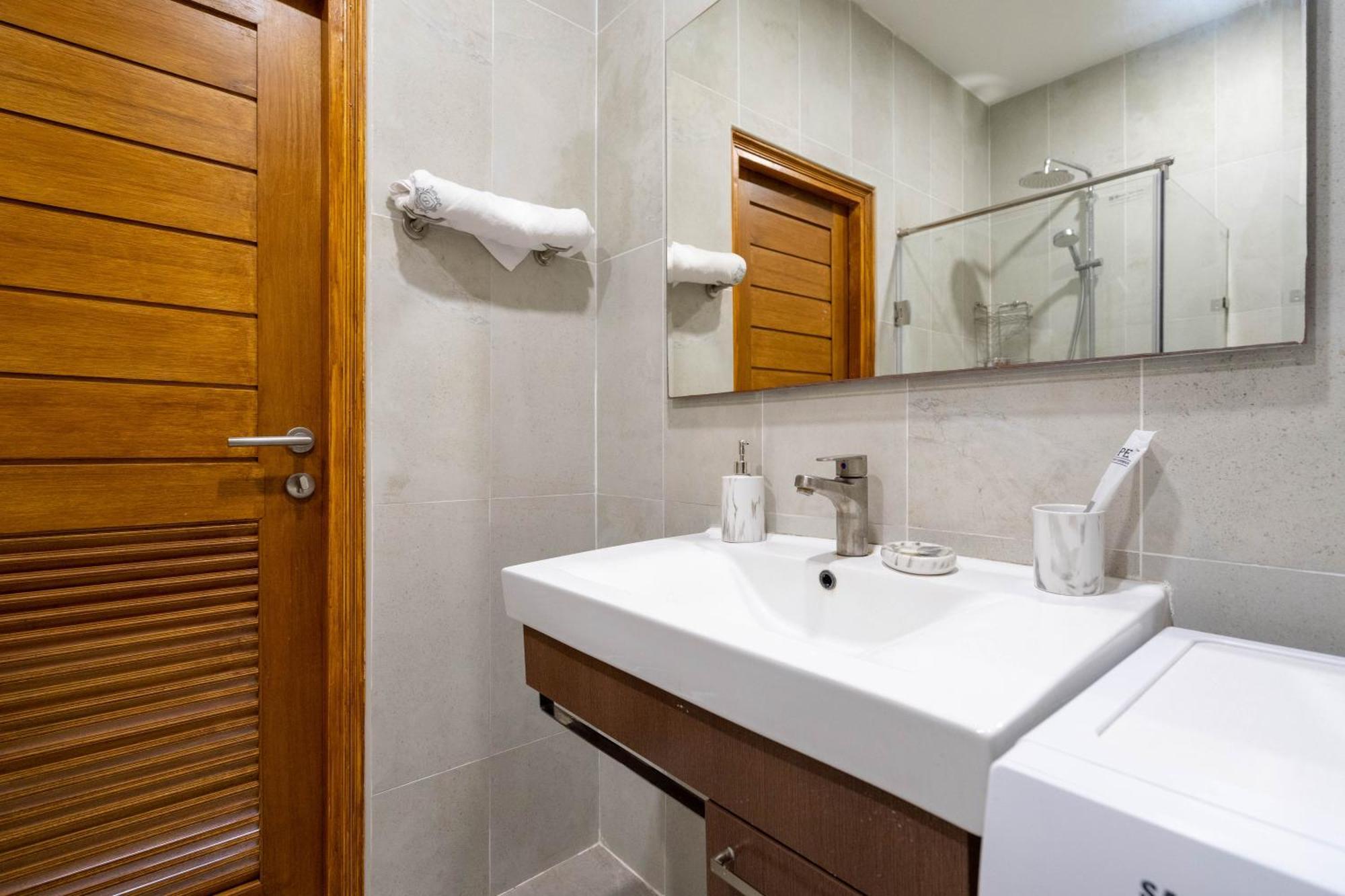 Apartment 1 Bedroom In Naiharn T Ban Saiyuan Bagian luar foto